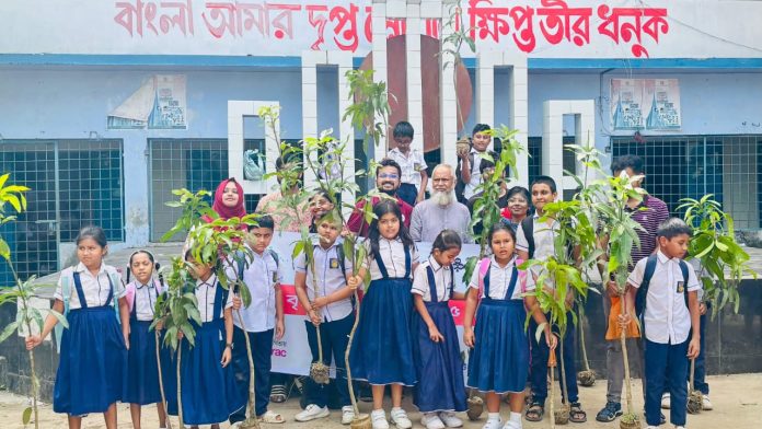 চারা বিতরণ